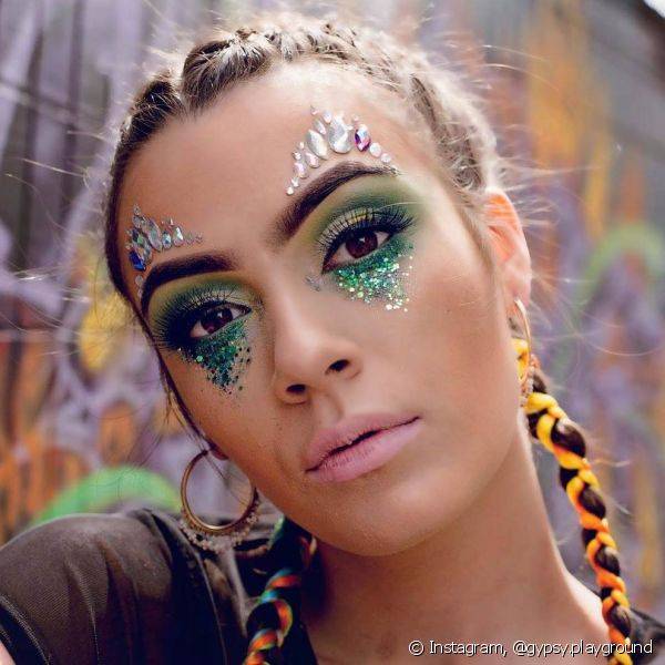 Aprenda como colocar glitter e paet?s na sua make de carnaval e arrase no look da festa (Foto: Instagram @gypsy.playground)